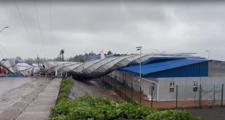 Fuerte viento provoca desprendimiento de techumbre en escuela modular de Punta de Parra en Tomé