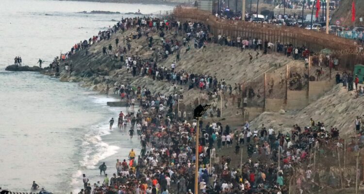 49 mil migrantes habrían entrado irregularmente a España en Ceuta: ya van 24 cadáveres encontrados
