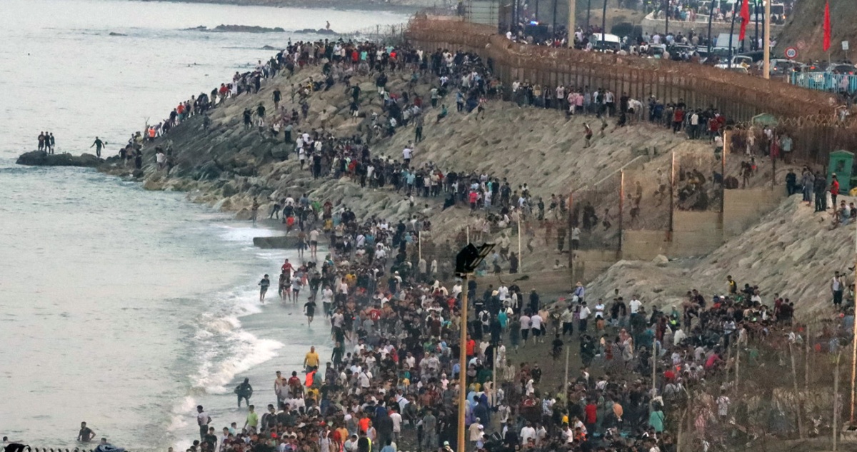 49 mil migrantes habrían entrado irregularmente a España en Ceuta: ya van 24 cadáveres encontrados