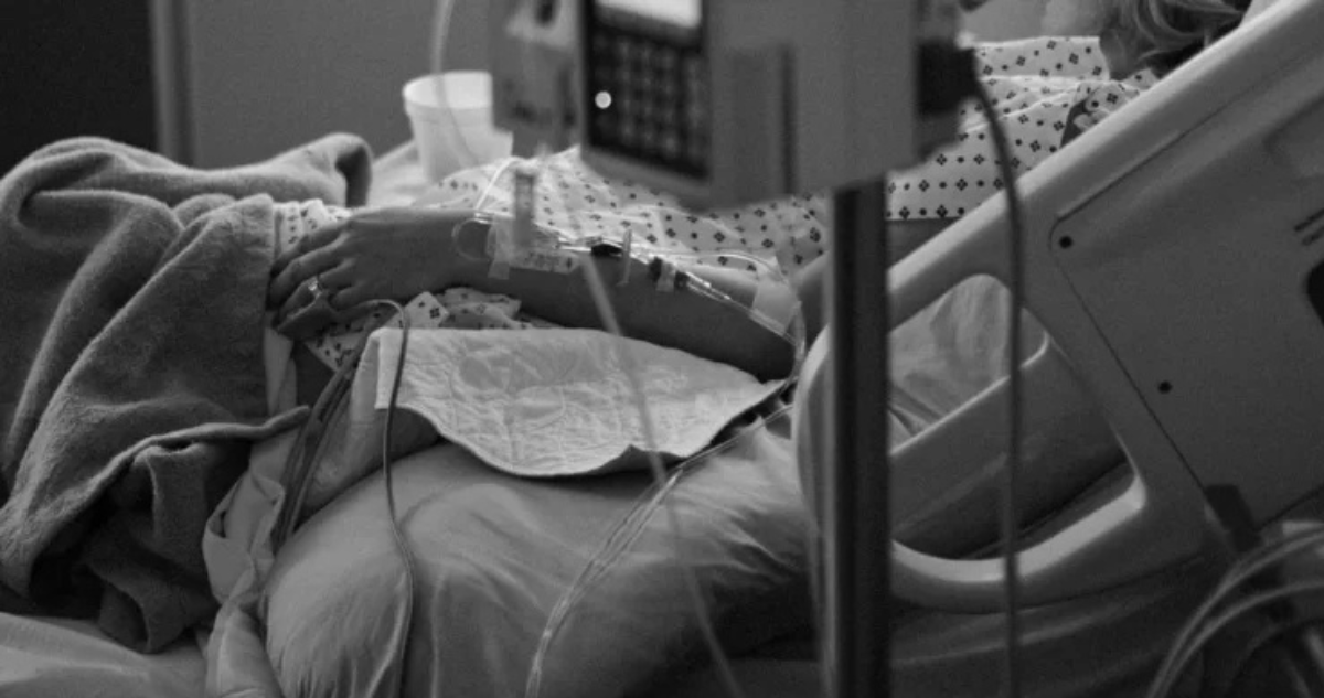 Persona en cama de hospital