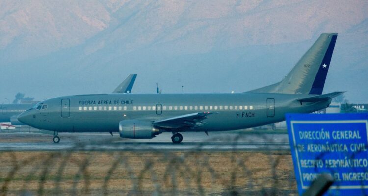 Gobierno concreta expulsión de 45 extranjeros colombianos y dominicanos en vuelo de la FACh
