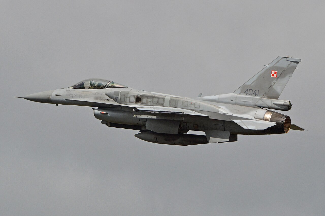 Imagen de contexto de un F-16 de la Fuerza Aérea de Polonia