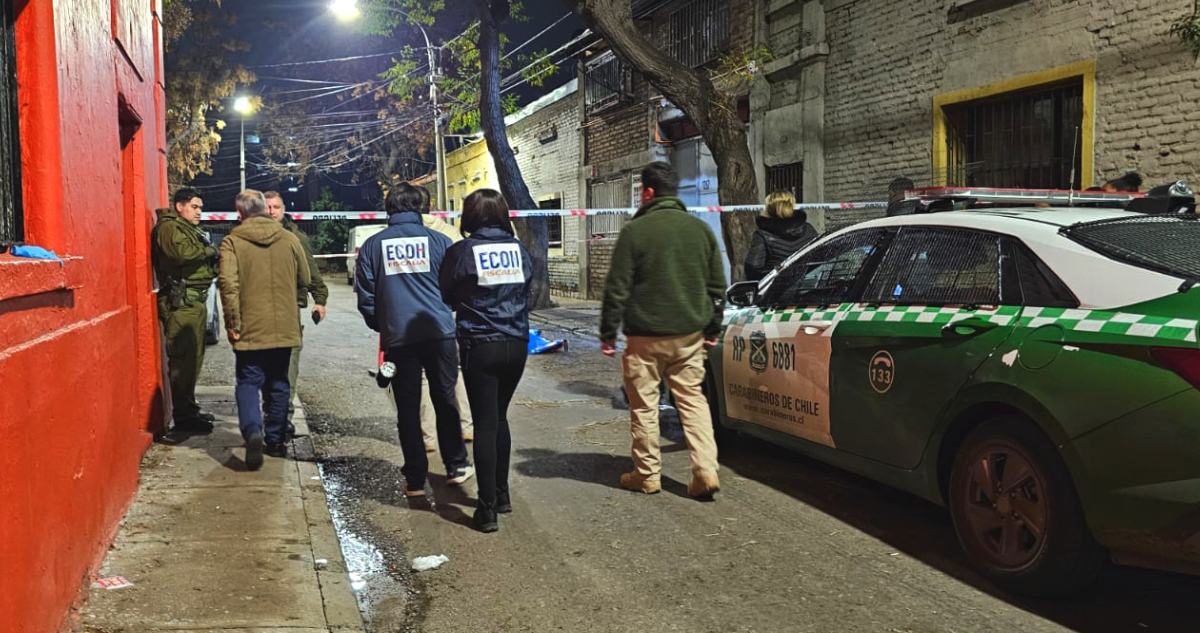 Fiscalía indaga ataque a balazos a mujer de 18 años y hallazgo de cadáver en plena calle en Santiago