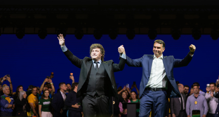 Flávio Bolsonaro lanza su candidatura presidencial en Brasil con el respaldo de Javier Milei