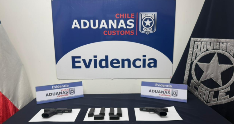 Aduanas detecta dos pistolas y cargadores ocultos en baño de bus internacional en paso Los Libertadores