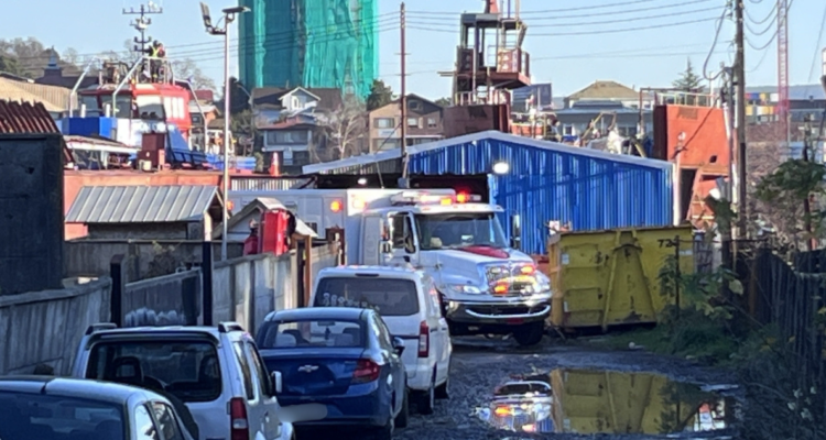 Hombre resulta herido tras caer desde astillero de casi tres metros de altura en Valdivia