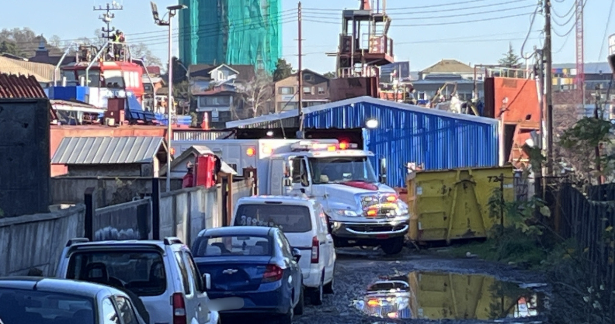Hombre resulta herido tras caer desde astillero de casi tres metros de altura en Valdivia