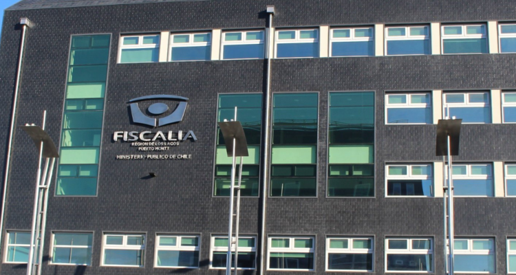 Detienen a hombre por quebrar mampara de Fiscalía en Puerto Montt: se ofuscó en medio de consulta