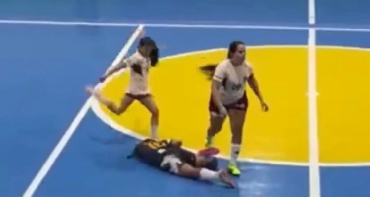 Futbolista brasileña recibió duro castigo luego de patear cabeza a rival y pegar combo a otra jugadora