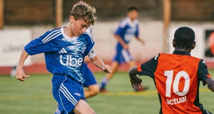 Club italiano impone innovadora medida para proteger cabeza de futbolistas más jóvenes