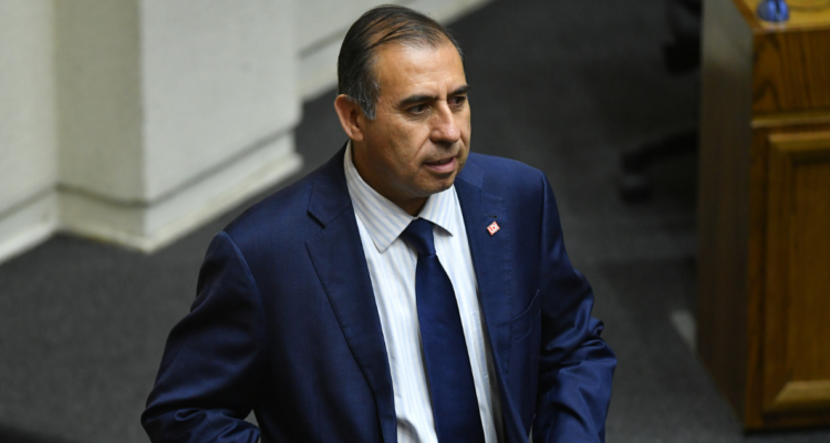 Gahona (UDI) pide que oposición calme “ansiedad” tras anuncio de ir al TC: “Hay medicamentos para eso”