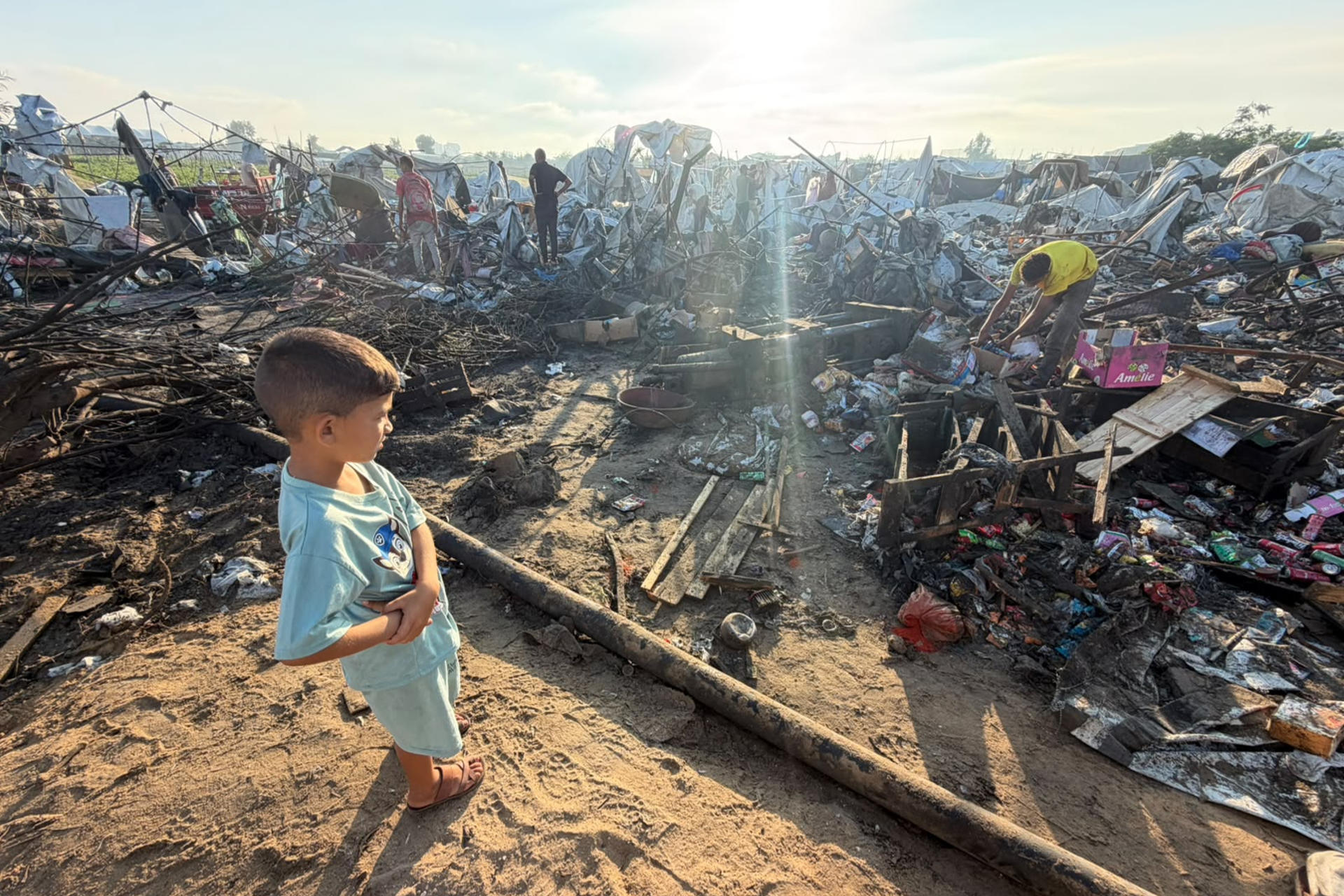 Un niño observa como quedó el campamento donde residen desplazados tras un bombardeo en Jan Yunis, Gaza