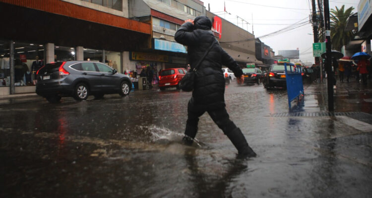 Gobierno declara Emergencia Preventiva en 10 regiones ante sistema frontal de gran intensidad