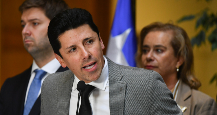 González (RN) pide a Arrau dar urgencia al proyecto que busca perseguir el comercio sexual de terceros
