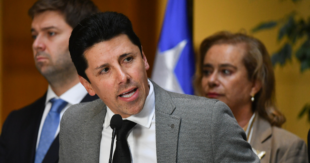 González (RN) pide a Arrau dar urgencia al proyecto que busca perseguir el comercio sexual de terceros