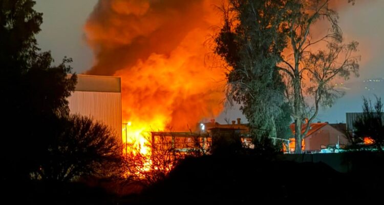 Gran incendio en laboratorio de Lampa: hay riesgo de emergencia química por productos industriales