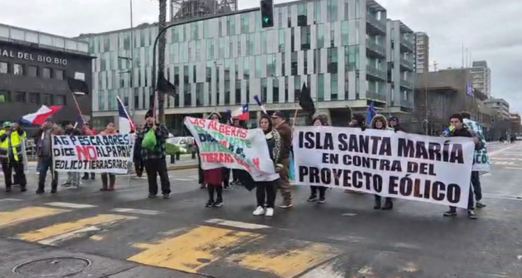 Habitantes de Isla Santa María protestan frente a GORE Bío Bío contra eventuales proyectos en la zona
