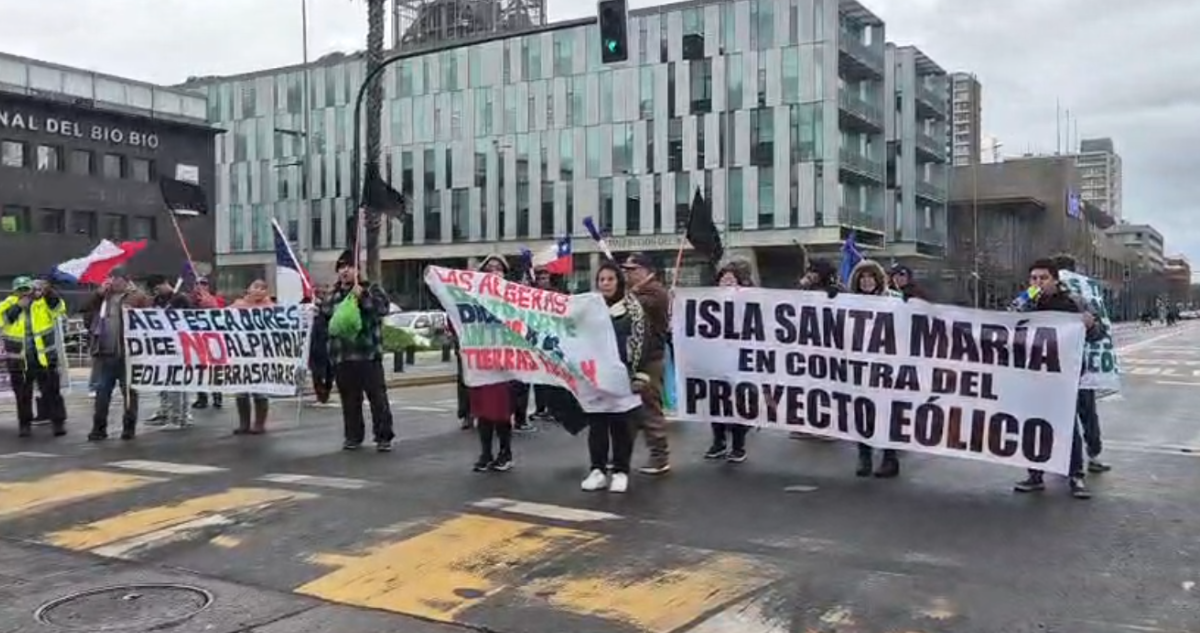 Habitantes de Isla Santa María protestan frente a GORE Bío Bío contra eventuales proyectos en la zona