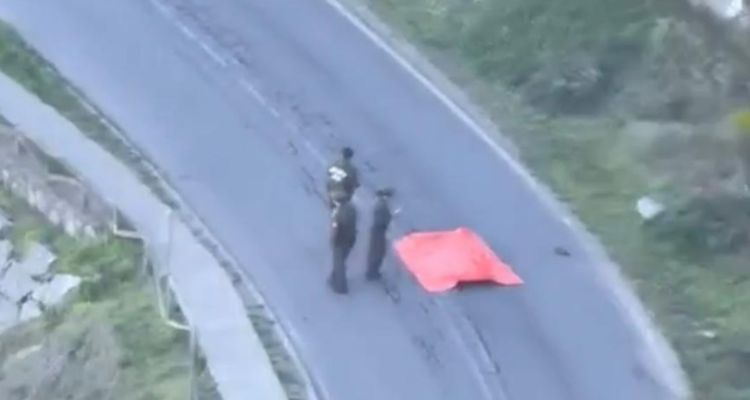 https://media.biobiochile.cl/wp-content/uploads/2026/07/hallan-cadaver-en-plena-carretera-que-una-constitucion-con-el-puerto-de-maguilline-750x400.png