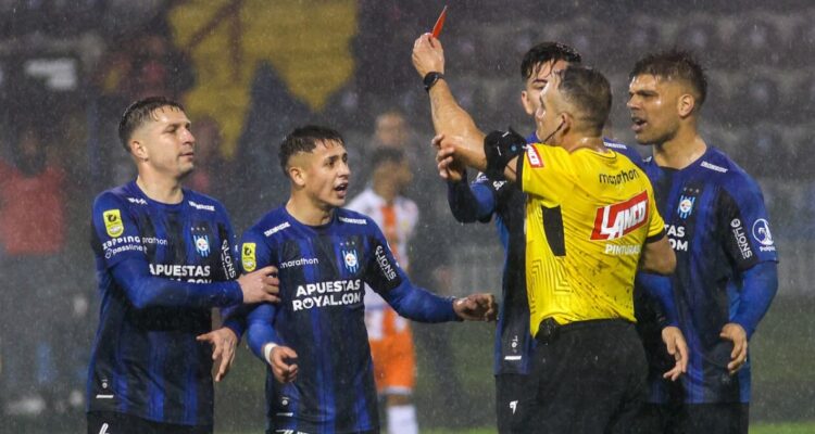 Héctor Jona fue castigado pro Roberto Tobar tras “enérgico” cruce con jugador de Huachipato