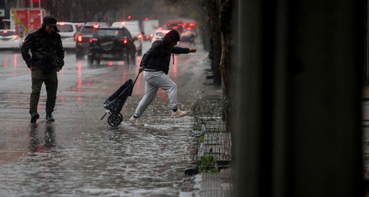 Hogares sin suministro eléctrico en la RM superó los 30 mil durante intensa lluvia