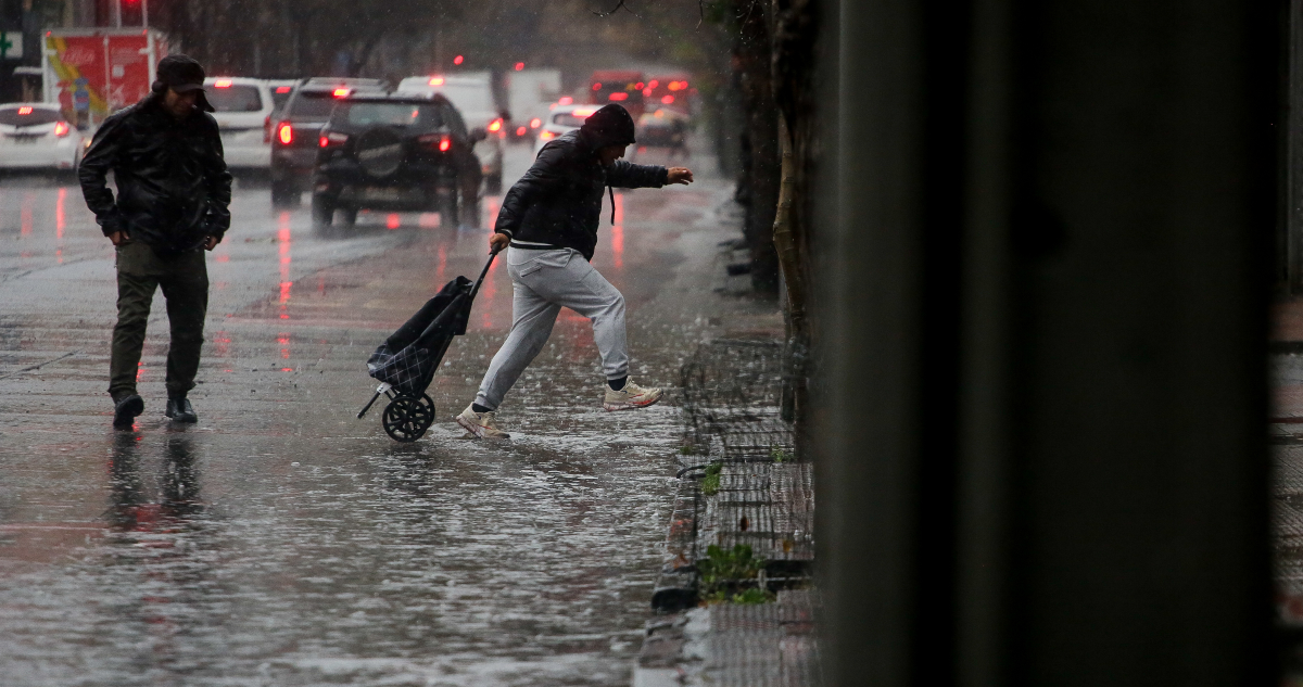 Hogares sin suministro eléctrico en la RM superó los 30 mil durante intensa lluvia
