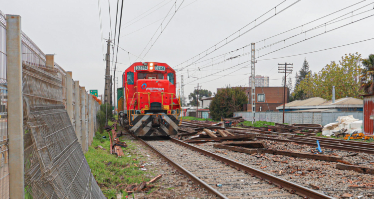 https://media.biobiochile.cl/wp-content/uploads/2026/07/hombre-es-atropellado-por-tren-de-carga-en-la-cruz-habria-cruzado-por-paso-irregular-750x400.png