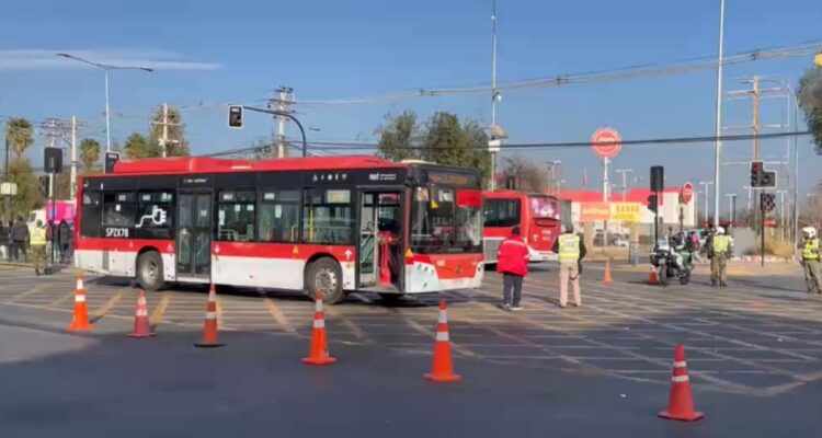 https://media.biobiochile.cl/wp-content/uploads/2026/07/hombre-muere-atropellado-por-bus-red-en-la-pintana-victima-cruzaba-paso-peatonal-750x400.jpg