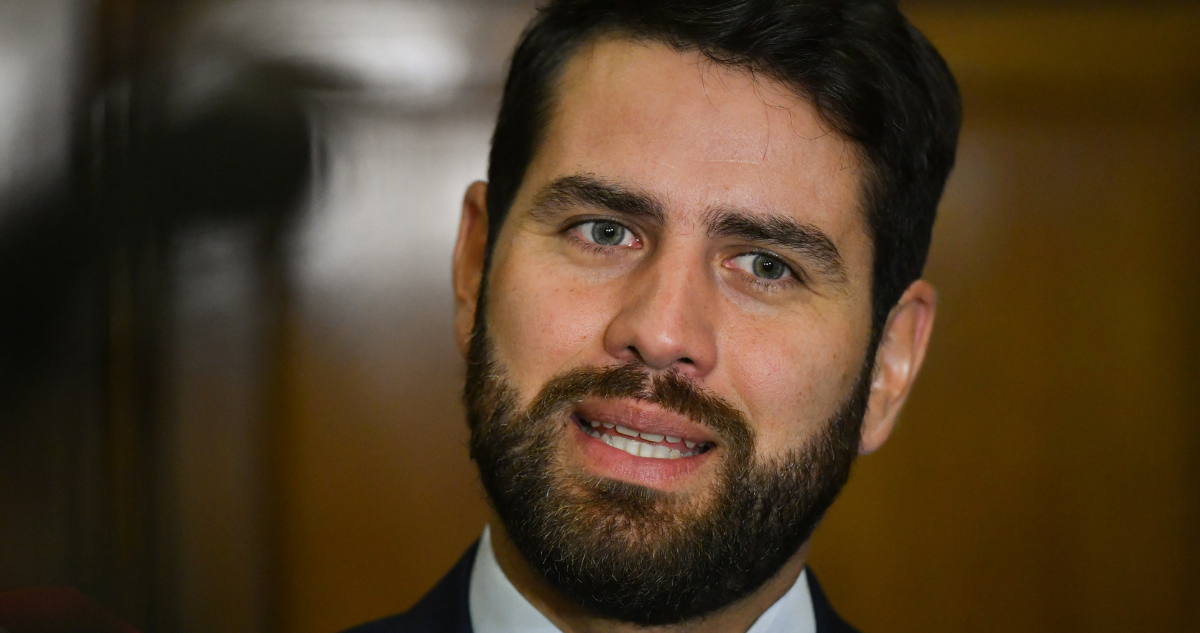 Ibañez (FA) cuestiona nueva rebaja al impuesto corporativo: “El ministro Quiroz es bien pillín”