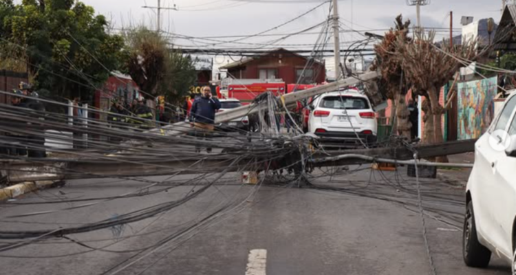 Alcaldesa de Quilicura denuncia a Enel por caída de 3 postes, uno sobre auto: acusa tardía respuesta