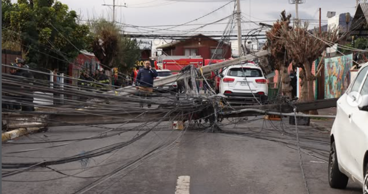 Alcaldesa de Quilicura denuncia a Enel por caída de 3 postes, uno sobre auto: acusa tardía respuesta