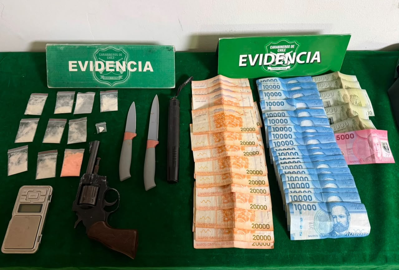 Detienen a exvocalista de Los Tetas en Providencia: traía arma de fuego, droga y $1 millón en efectivo