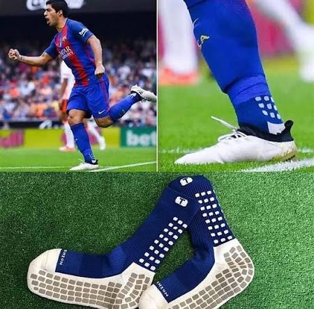 La extraña moda de los futbolistas de jugar con su indumentaria rota: ¿Tiene una función deportiva?