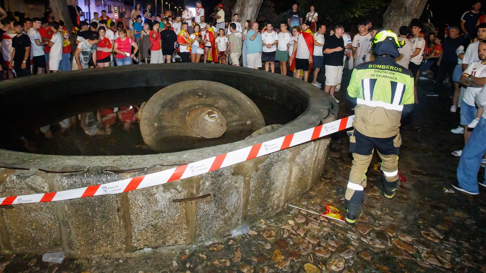 Niño muere aplastado por una fuente de agua en medio de las celebraciones en España por el Mundial