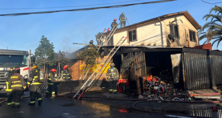 Incendio afecta a tres viviendas en Isla de Maipo