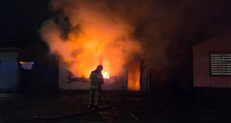 Incendio destruye "casa okupa" en Punta Arenas y vecinos exigen su demolición inmediata