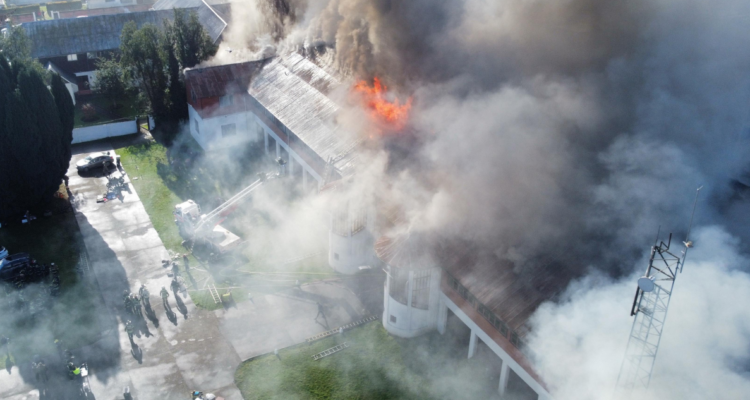 Gobierno descartó presencia de explosivos tras incendio de gran magnitud en regimiento en Osorno
