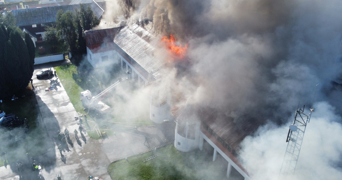 Gobierno descartó presencia de explosivos tras incendio de gran magnitud en regimiento en Osorno