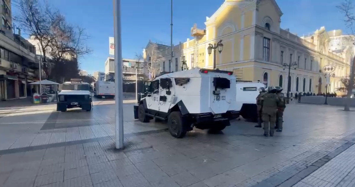 En primer día de clases: encapuchados lanzan molotov y fuegos artificiales en el Instituto Nacional