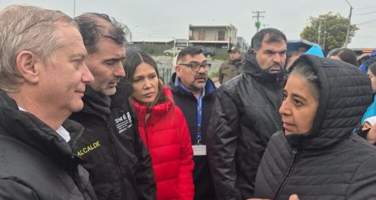 Mujer encara a Kast por lentitud en reconstrucciones tras incendios forestales de enero en Tomé