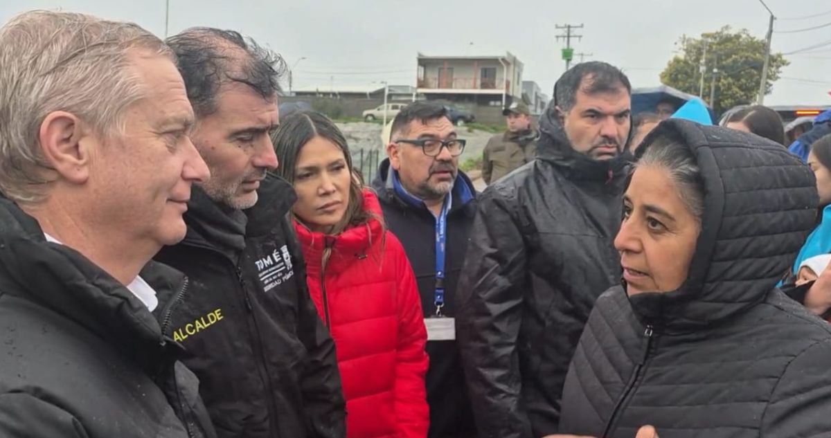 Increpan a presidente Kast por lentitud en reconstrucciones tras incendios forestales de enero en Tomé