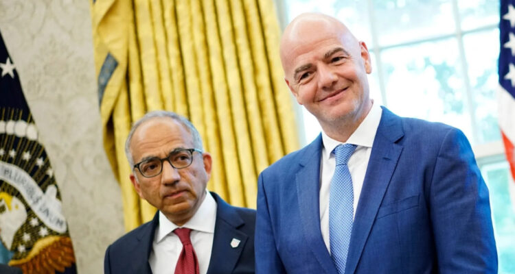 Infantino y su mano derecha Carlos Cordeiro en la FIFA