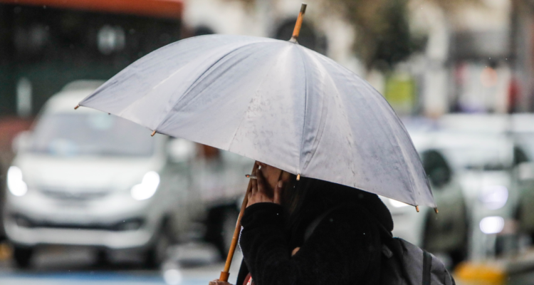 Ingresa nuevo sistema frontal a la RM: pronostican 20 mm de lluvia y vientos de hasta 80 km/h