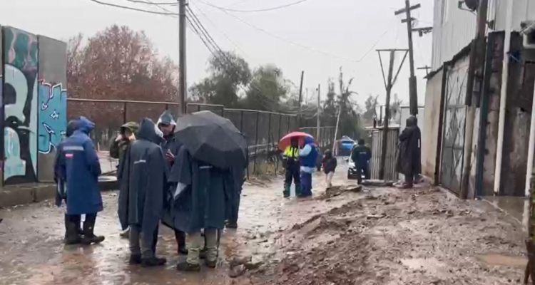 Inician evacuación parcial de toma Nuevo Amanecer de Cerrillos ante posibles deslizamientos por lluvia
