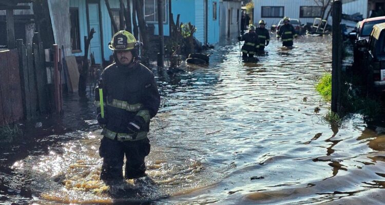 Senapred confirma disminución de caudal río Llollelhue que generó inundaciones de casas en La Unión