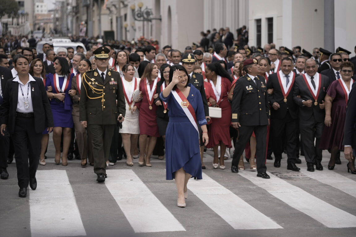 La presidenta de Perú, Keiko Fujimori (c), saluda a simpatizantes tras salir del Congreso de la República