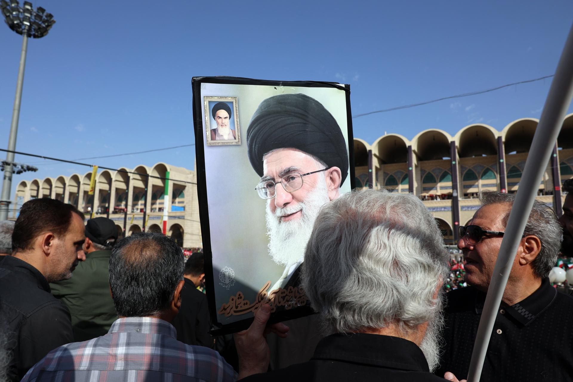 Iraníes durante una ceremonia previa al funeral del difunto líder supremo de Irán, el ayatolá Ali Jamenei, en Teherán