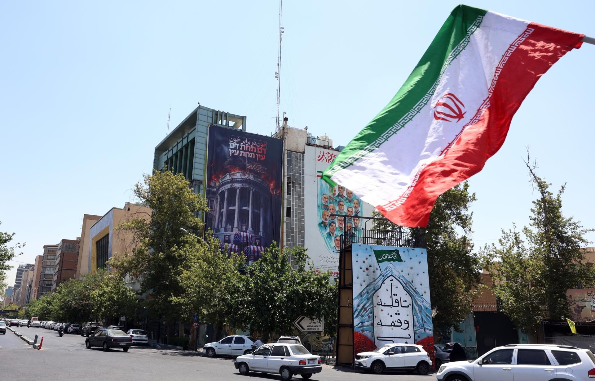 Valla publicitaria anti EEUU situada en la plaza de Palestina de Teherán