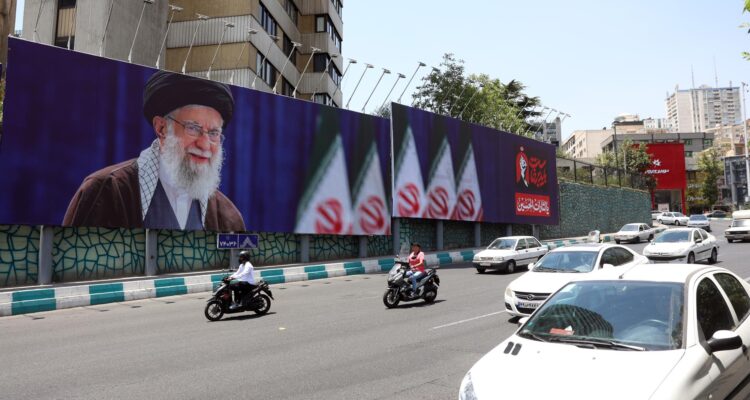 Afiche del difunto líder supremo de Irán, el ayatolá Ali Jamenei, exhibido en una autopista en Teherán