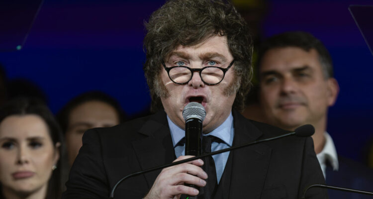 El presidente de Argentina, Javier Milei, habla en la convención nacional del Partido Liberal de Brasil